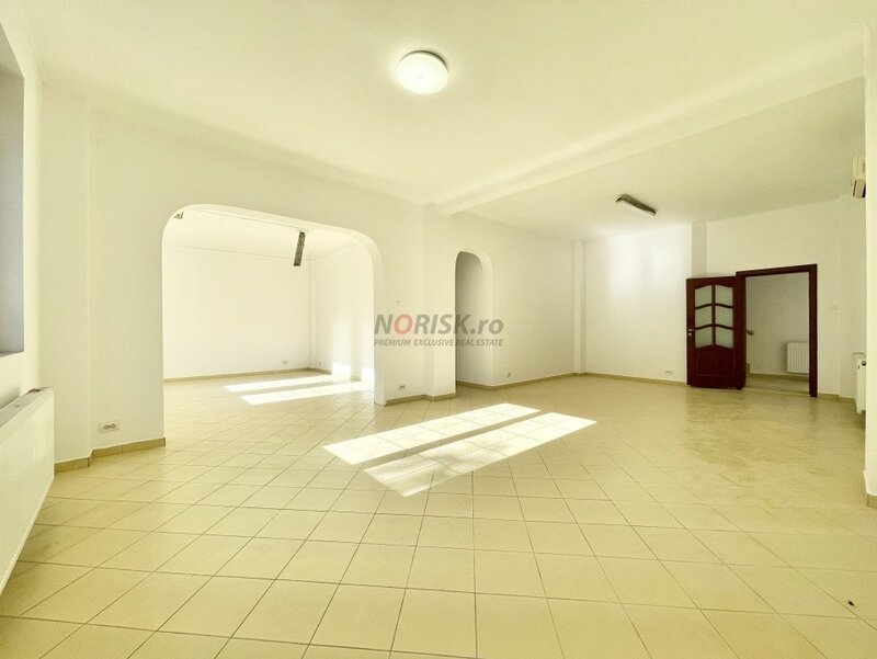 Casa 7 camere, inchiriaza locatie strategicai ideala pentru business, 303 mp