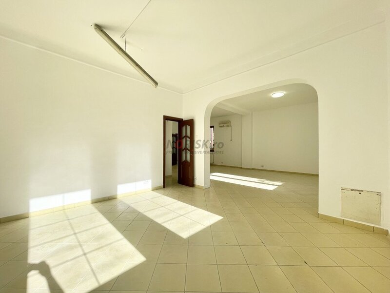 Casa 7 camere, inchiriaza locatie strategicai ideala pentru business, 303 mp