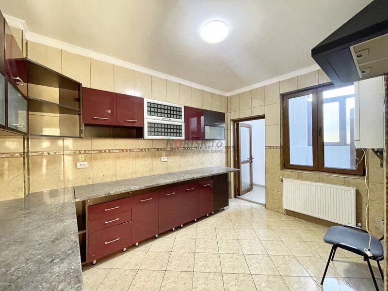 Casa 7 camere, inchiriaza locatie strategicai ideala pentru business, 303 mp